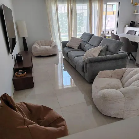 -villa With Pool In -6 To 7 Guests וילה *