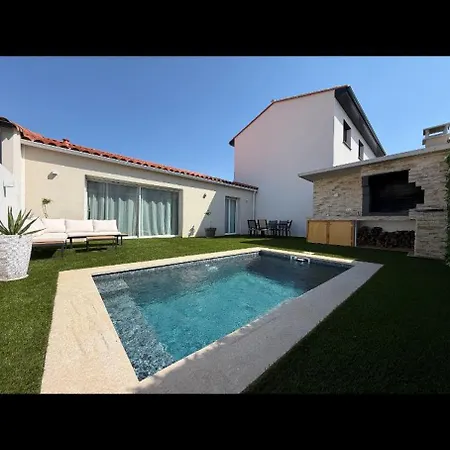 -villa With Pool In -6 To 7 Guests *
