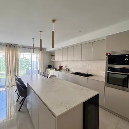 -villa With Pool In -6 To 7 Guests וילה