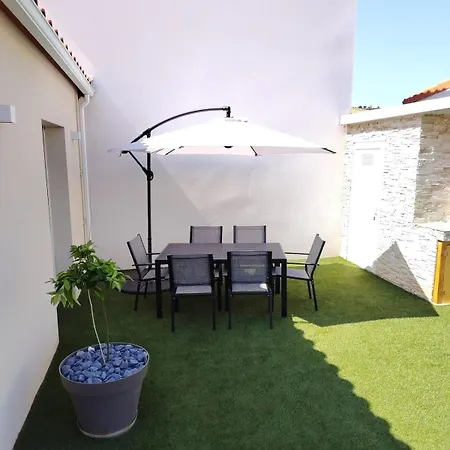 -villa With Pool In -6 To 7 Guests טוייר
