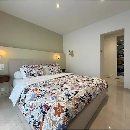 -villa With Pool In -6 To 7 Guests *