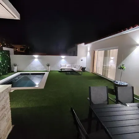 -villa With Pool In -6 To 7 Guests チュイル