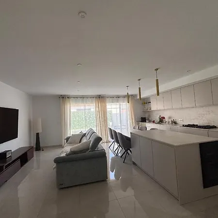 -villa With Pool In -6 To 7 Guests *