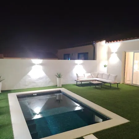 -villa With Pool In -6 To 7 Guests וילה