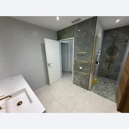 -villa With Pool In -6 To 7 Guests