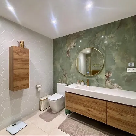-villa With Pool In -6 To 7 Guests * טוייר