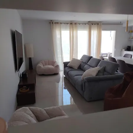 -villa With Pool In -6 To 7 Guests *