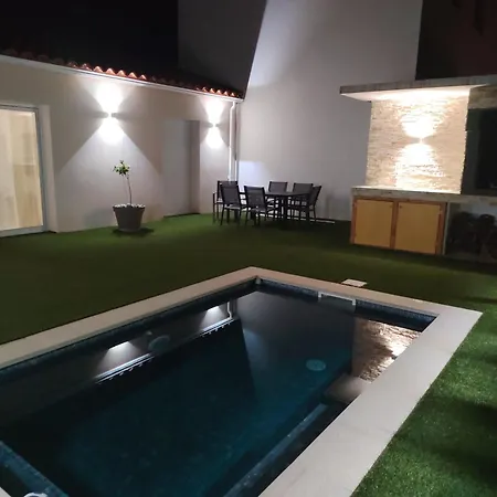 -villa With Pool In -6 To 7 Guests וילה *